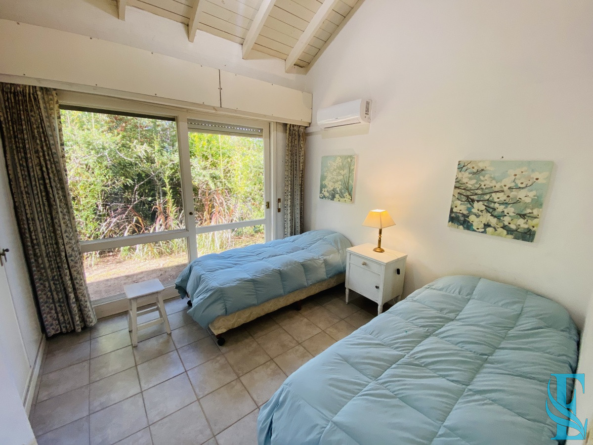 Casa ID.689 - Venta casa cuatro dormitorios Punta del este barrio Arbolada parrillero y gran terreno
