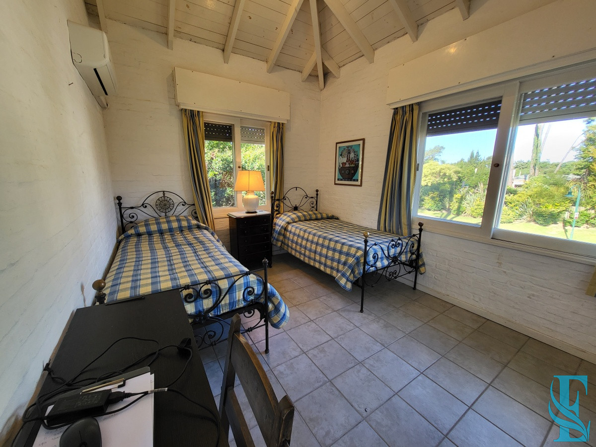 Casa ID.689 - Venta casa cuatro dormitorios Punta del este barrio Arbolada parrillero y gran terreno