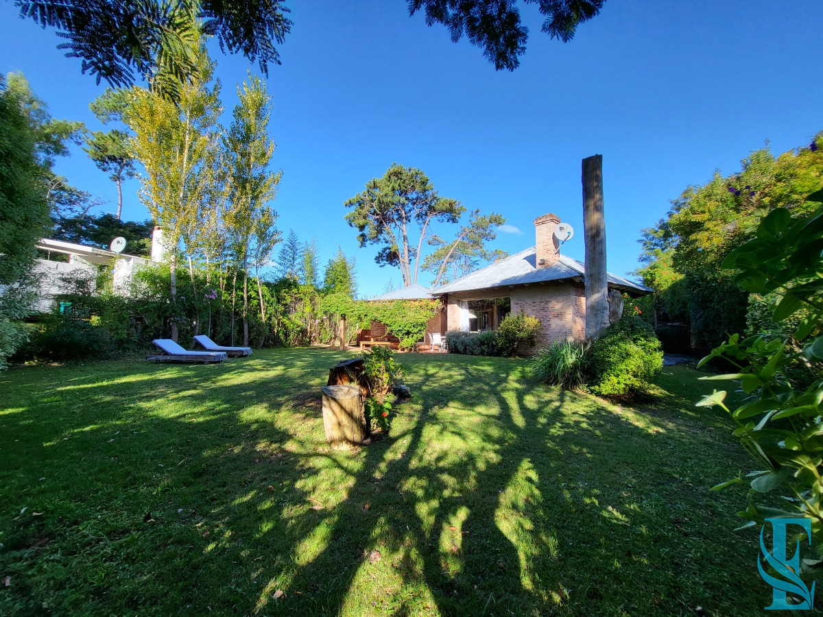 Casa ID.689 - Venta casa cuatro dormitorios Punta del este barrio Arbolada parrillero y gran terreno