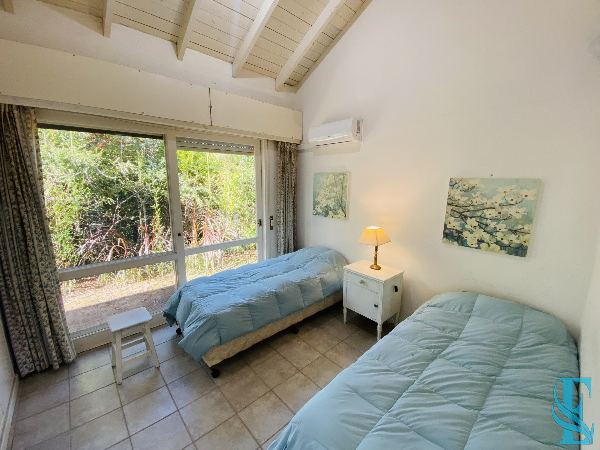 Casa ID.689 - Venta casa cuatro dormitorios Punta del este barrio Arbolada parrillero y gran terreno