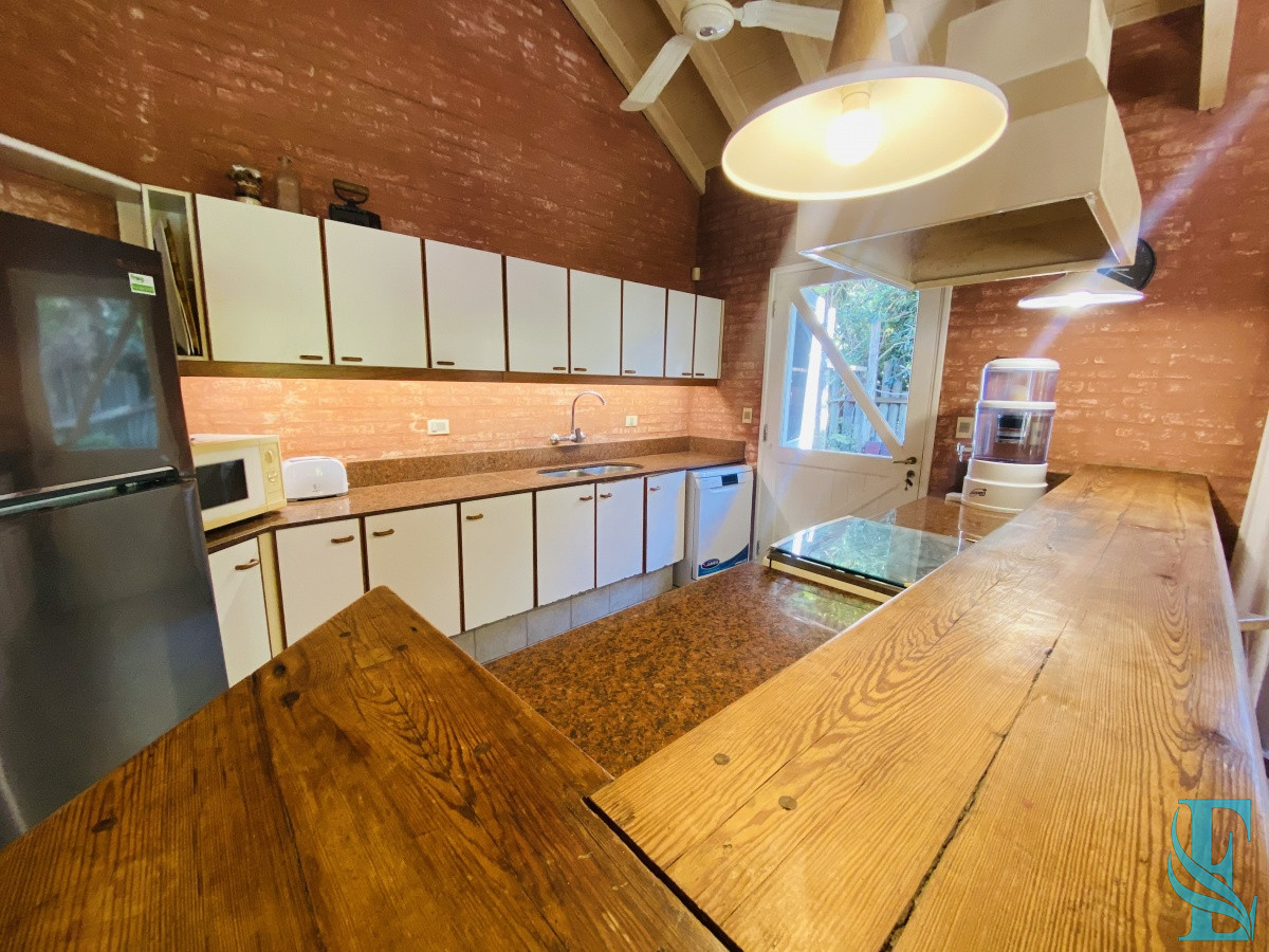 Casa ID.689 - Venta casa cuatro dormitorios Punta del este barrio Arbolada parrillero y gran terreno