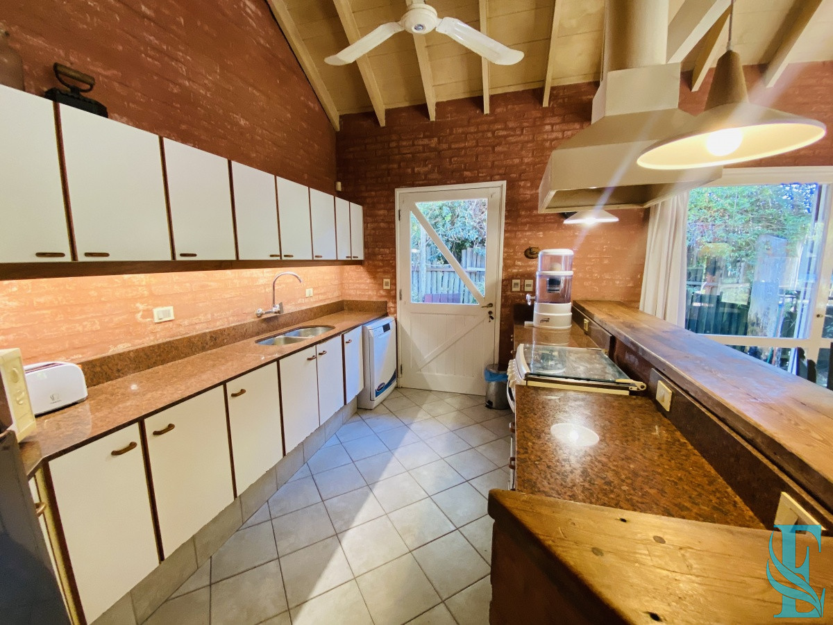 Casa ID.689 - Venta casa cuatro dormitorios Punta del este barrio Arbolada parrillero y gran terreno