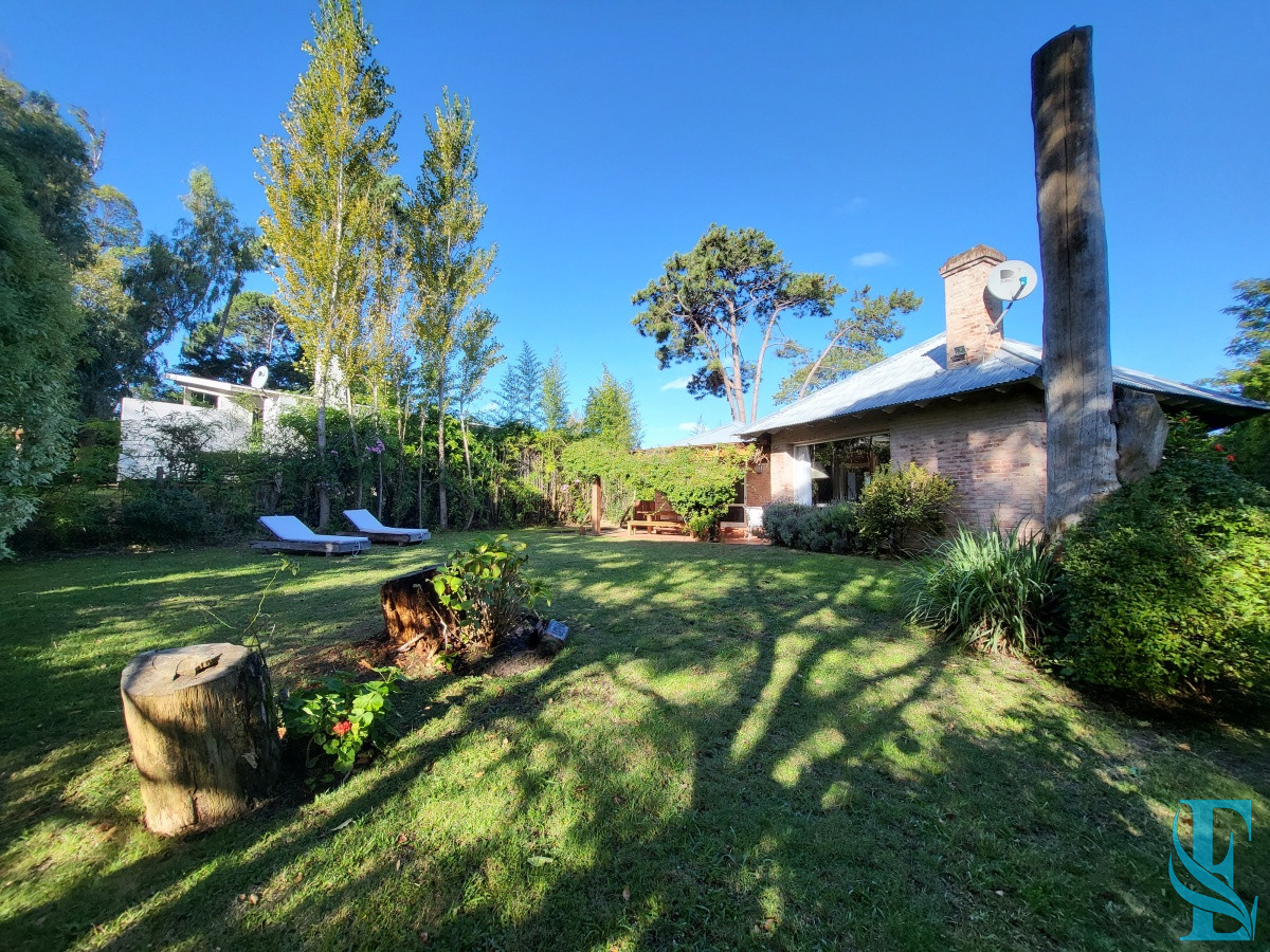 Casa ID.689 - Venta casa cuatro dormitorios Punta del este barrio Arbolada parrillero y gran terreno