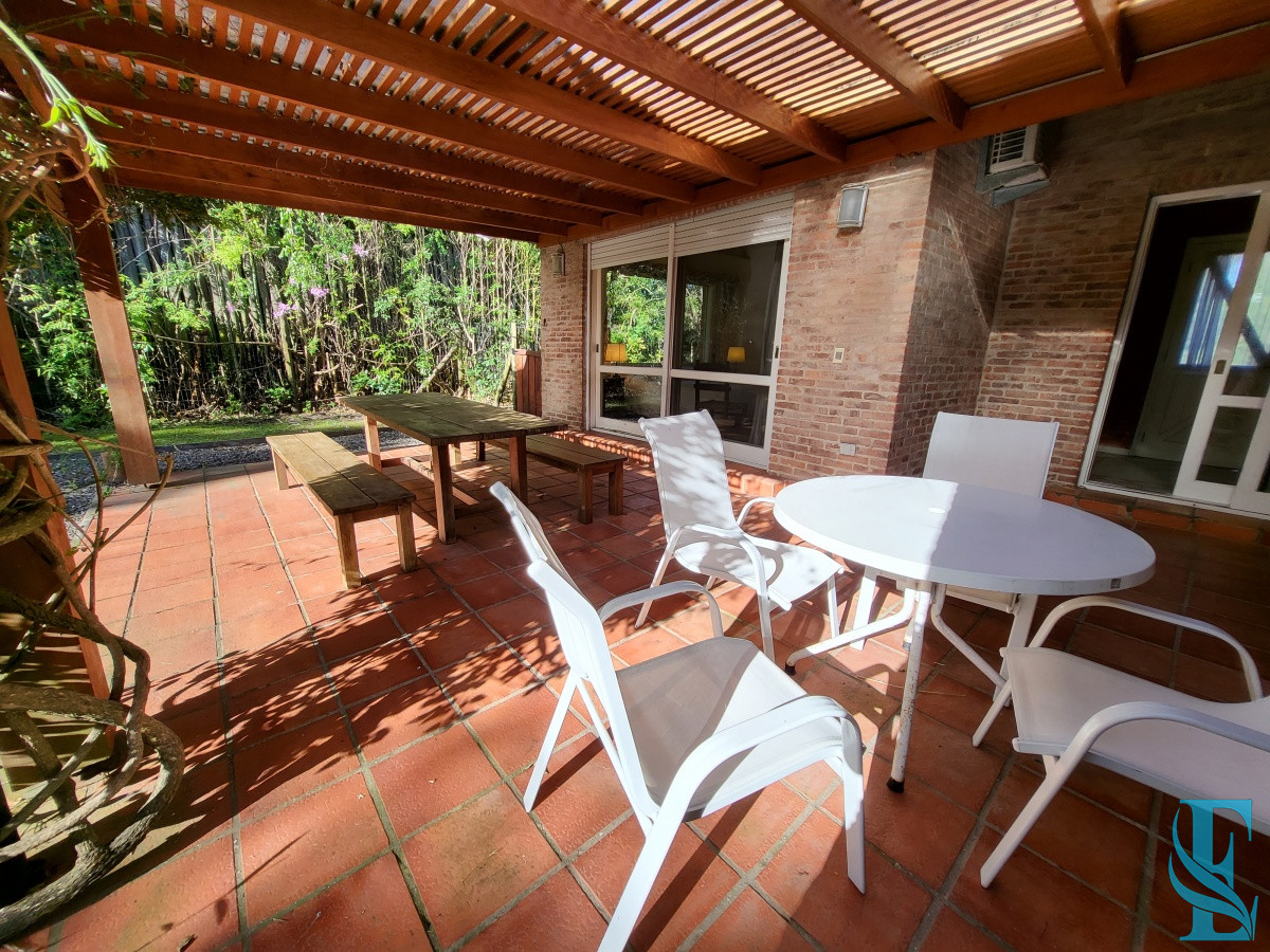 Casa ID.689 - Venta casa cuatro dormitorios Punta del este barrio Arbolada parrillero y gran terreno