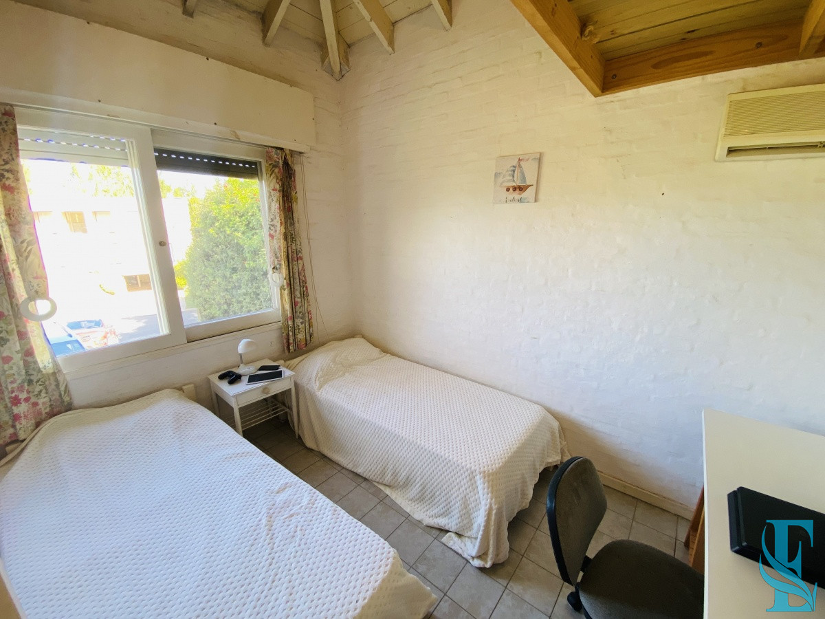 Casa ID.689 - Venta casa cuatro dormitorios Punta del este barrio Arbolada parrillero y gran terreno