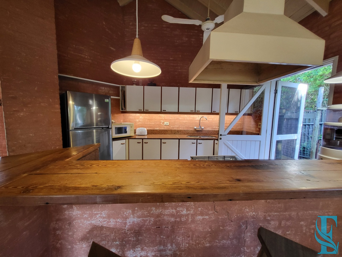 Casa ID.689 - Venta casa cuatro dormitorios Punta del este barrio Arbolada parrillero y gran terreno