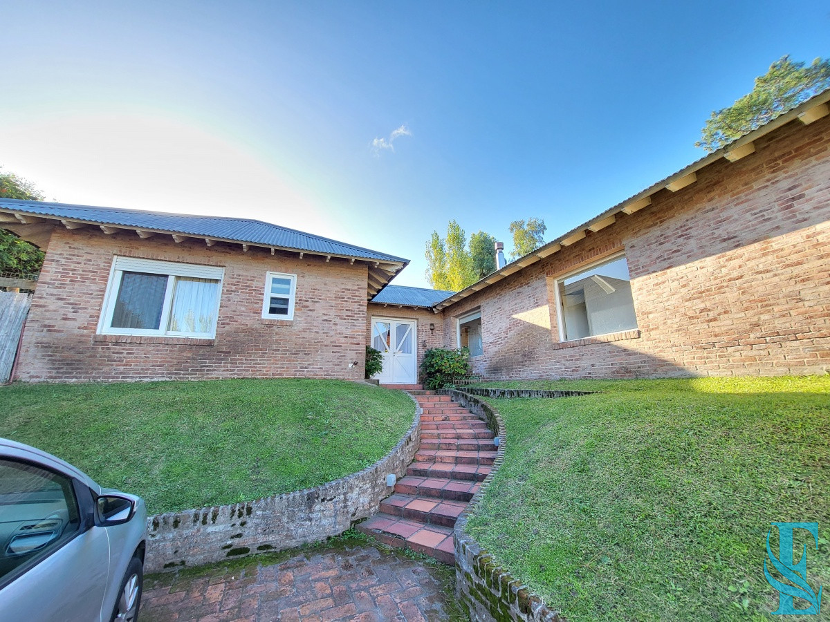 Casa ID.689 - Venta casa cuatro dormitorios Punta del este barrio Arbolada parrillero y gran terreno