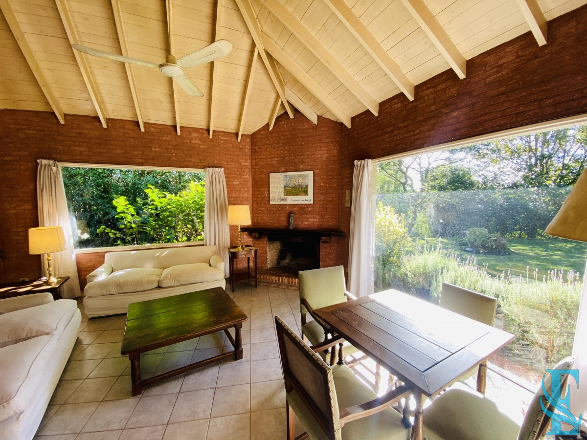 Casa ID.689 - Venta casa cuatro dormitorios Punta del este barrio Arbolada parrillero y gran terreno