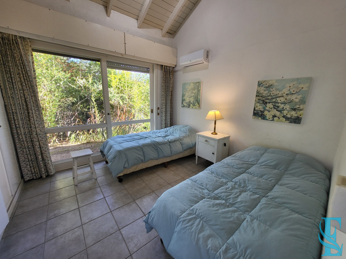 Casa ID.689 - Venta casa cuatro dormitorios Punta del este barrio Arbolada parrillero y gran terreno