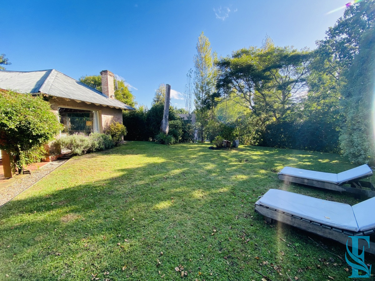 Casa ID.689 - Venta casa cuatro dormitorios Punta del este barrio Arbolada parrillero y gran terreno