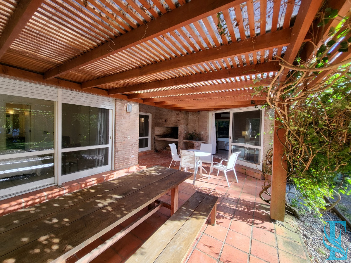 Casa ID.689 - Venta casa cuatro dormitorios Punta del este barrio Arbolada parrillero y gran terreno
