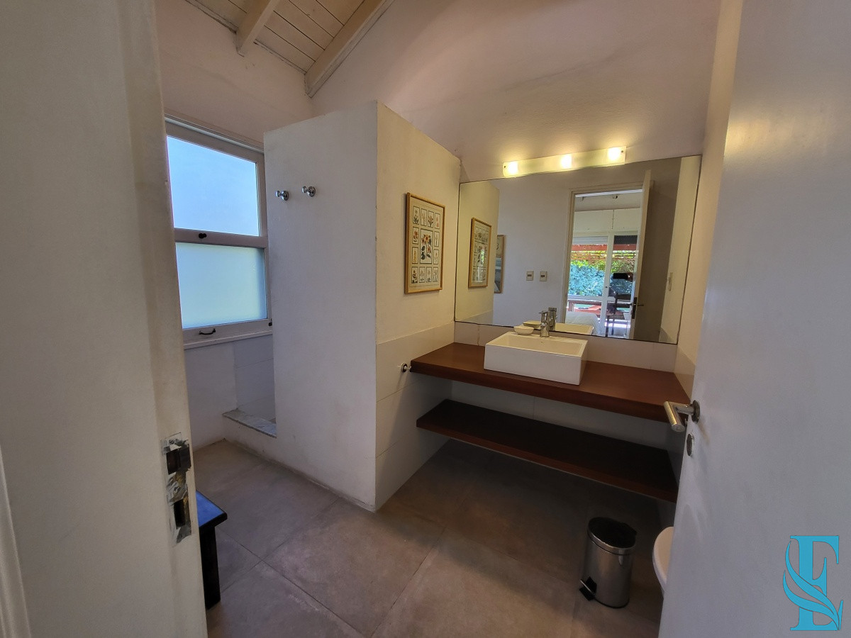 Casa ID.689 - Venta casa cuatro dormitorios Punta del este barrio Arbolada parrillero y gran terreno