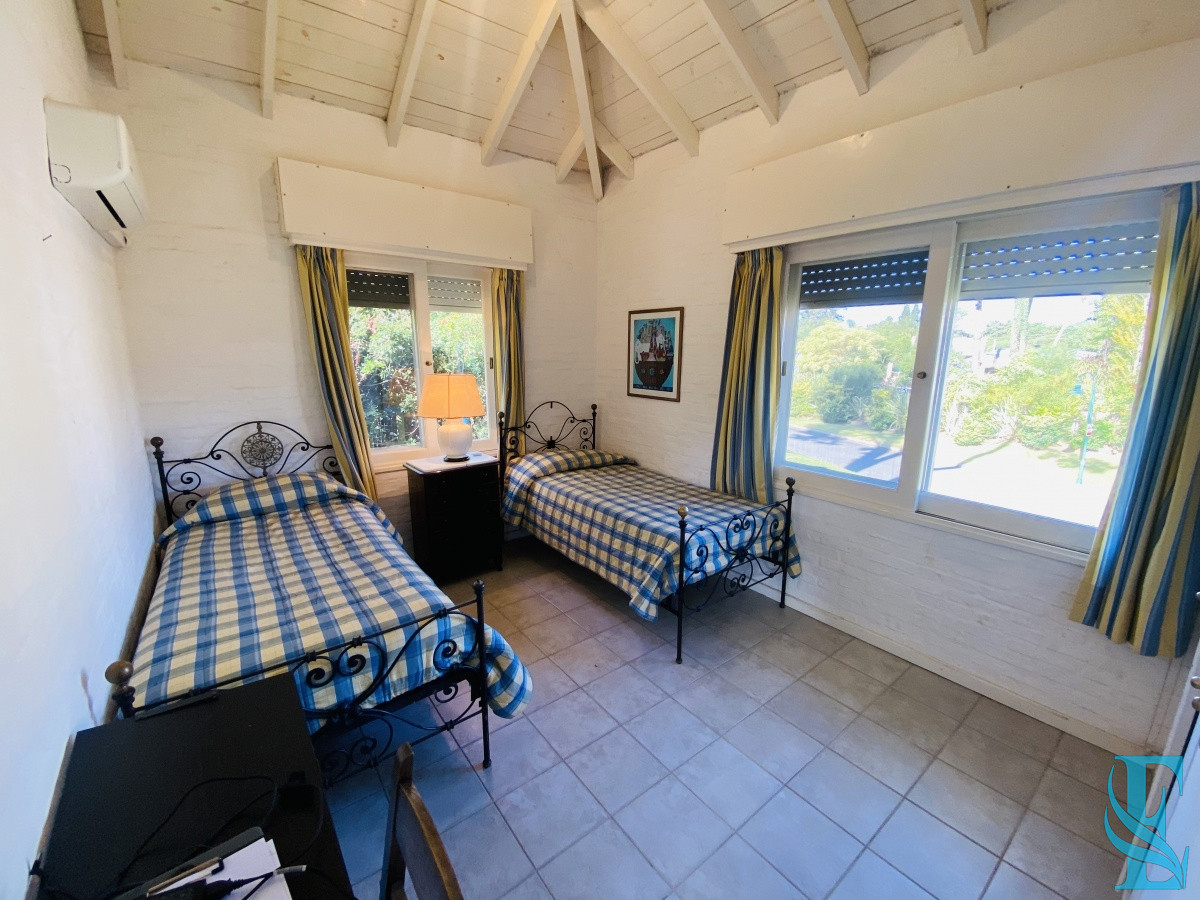 Casa ID.689 - Venta casa cuatro dormitorios Punta del este barrio Arbolada parrillero y gran terreno