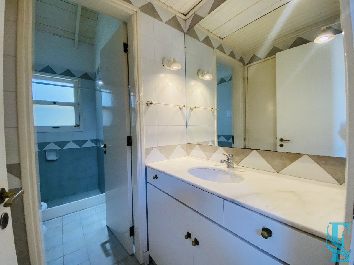 Casa ID.689 - Venta casa cuatro dormitorios Punta del este barrio Arbolada parrillero y gran terreno