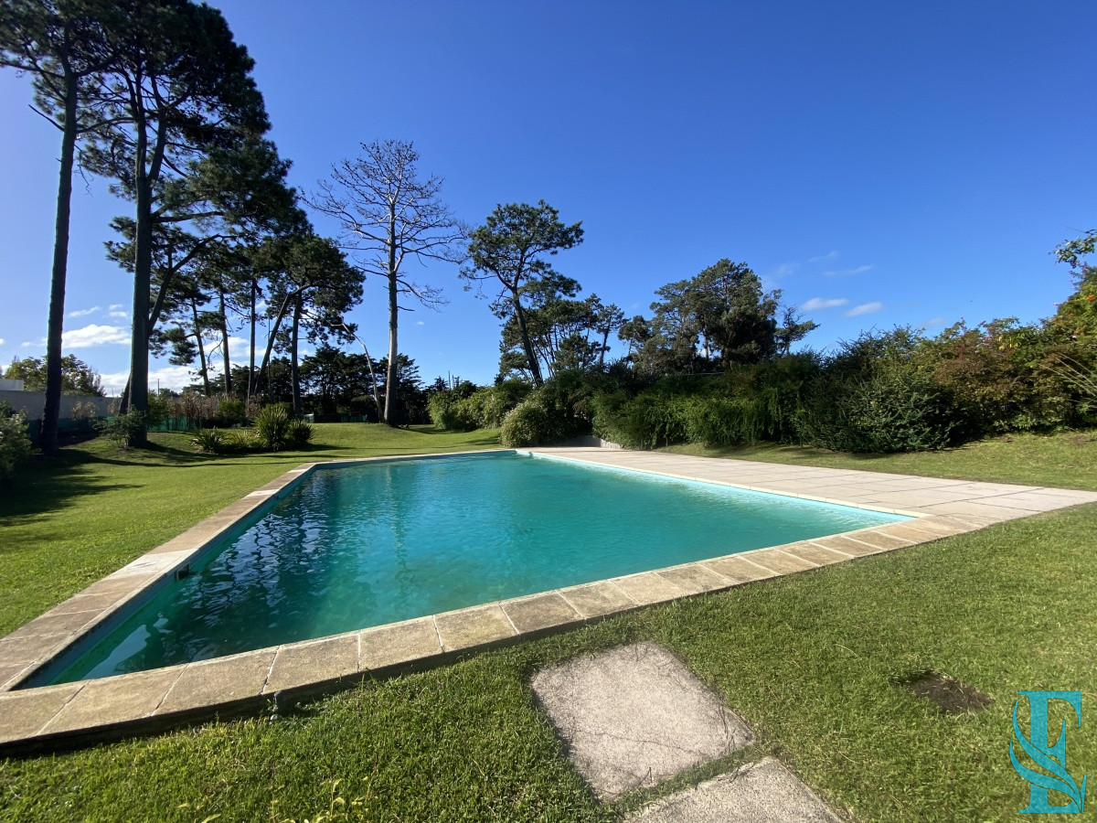 Casa ID.689 - Venta casa cuatro dormitorios Punta del este barrio Arbolada parrillero y gran terreno