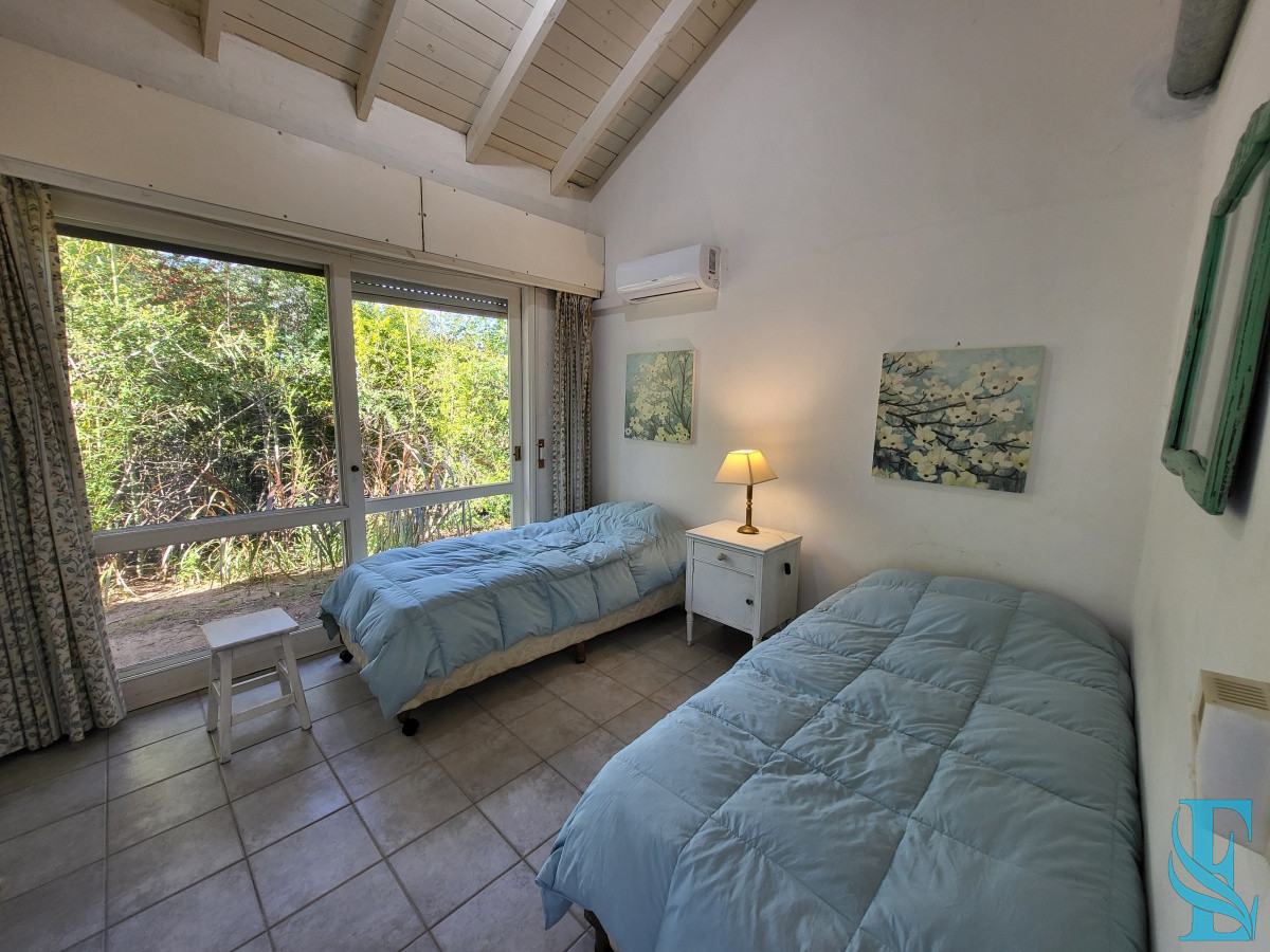 Casa ID.689 - Venta casa cuatro dormitorios Punta del este barrio Arbolada parrillero y gran terreno