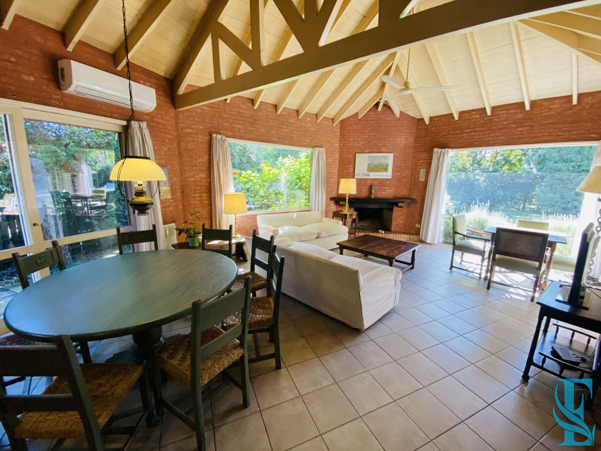 Casa ID.689 - Venta casa cuatro dormitorios Punta del este barrio Arbolada parrillero y gran terreno
