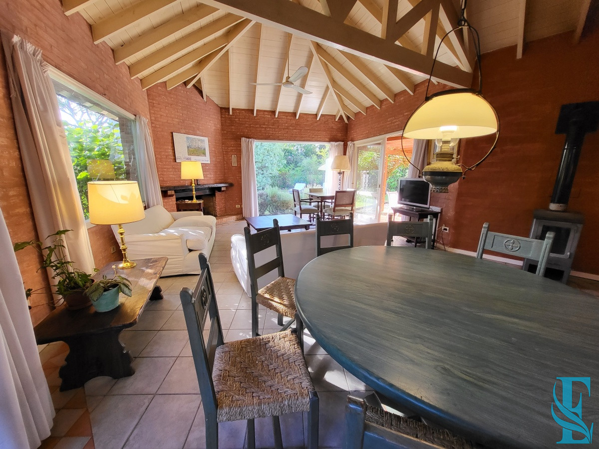 Casa ID.689 - Venta casa cuatro dormitorios Punta del este barrio Arbolada parrillero y gran terreno