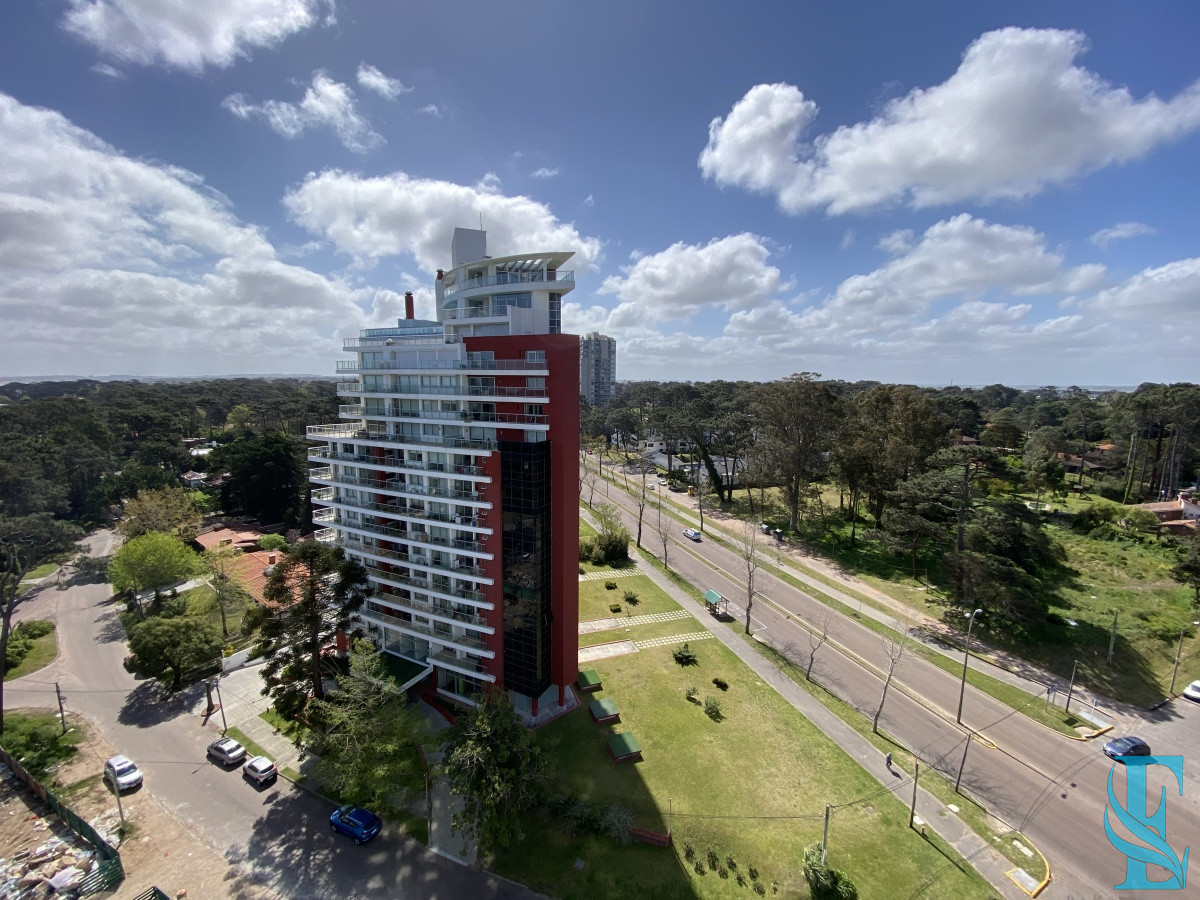 Apartamento ID.685 - Venta apartamento dos dormitorios punta del este edificio acapulco roosevelt parrillero propio