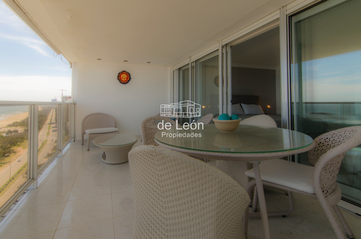 Apartamento ID.15032 - Departamento de 5 dormitorios frente al mar en Mansa, Punta del Este