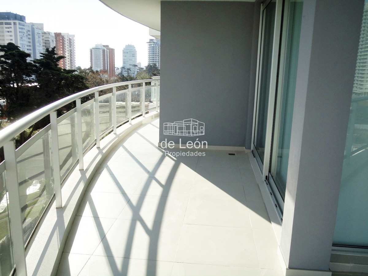 Apartamento ID.15037 - Departamento en venta de 3 dormitorios y 3 baños en Punta del Este