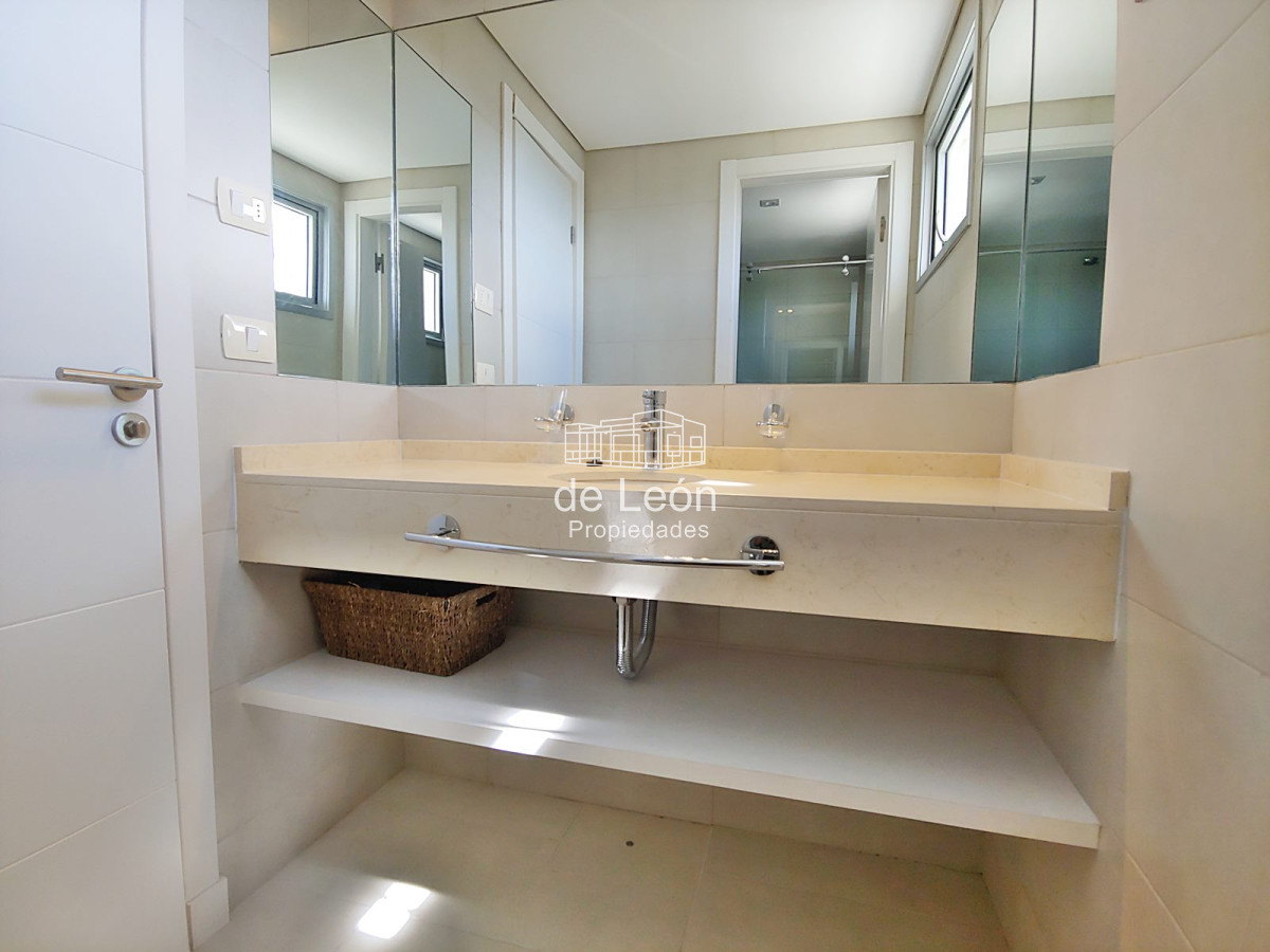 Apartamento ID.15033 - Departamento Penthouse 3 dormitorios + dependencia en venta Playa Brava 