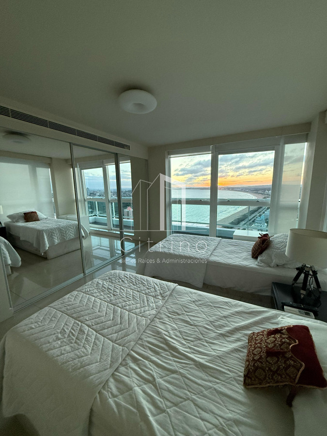 Apartamento ID.1994 - PENTHOUSE EN VENTA CON INCREIBLE VISTA A PLAYA MANSA PUNTA DEL ESTE