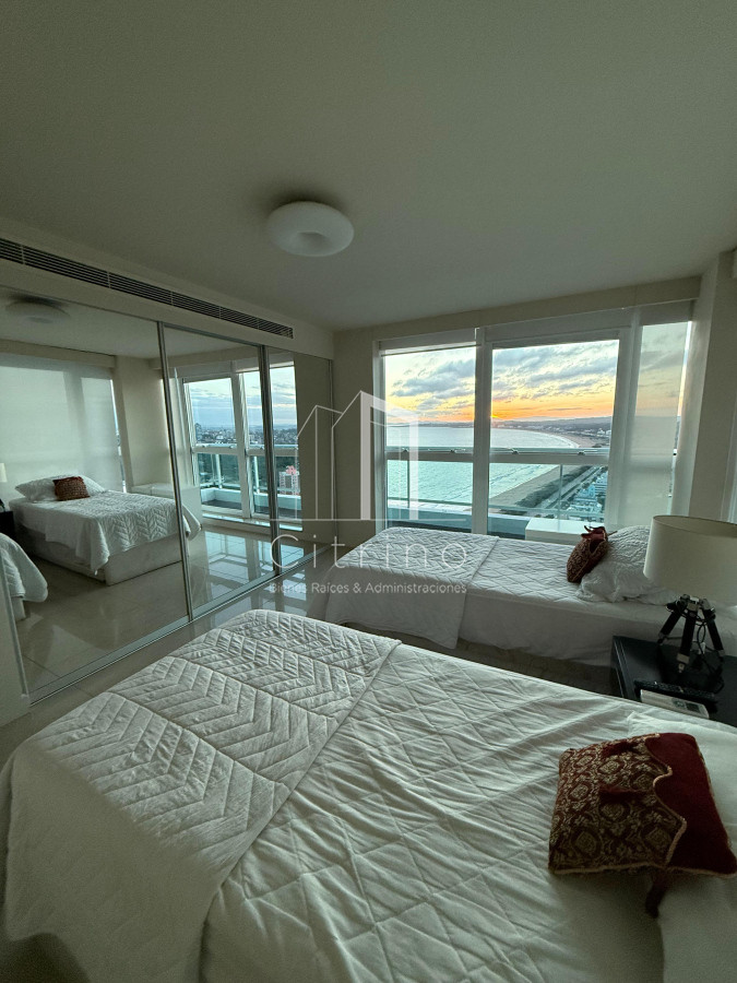 Apartamento ID.1994 - PENTHOUSE EN VENTA CON INCREIBLE VISTA A PLAYA MANSA PUNTA DEL ESTE