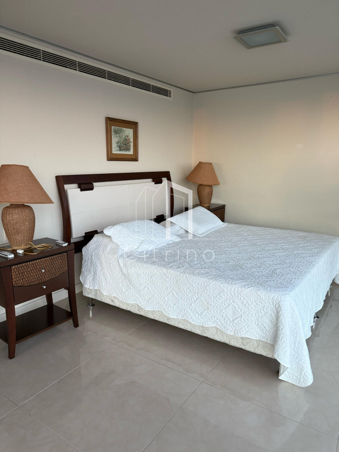 Apartamento ID.1994 - PENTHOUSE EN VENTA CON INCREIBLE VISTA A PLAYA MANSA PUNTA DEL ESTE