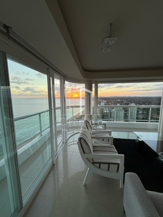 Apartamento ID.1994 - PENTHOUSE EN VENTA CON INCREIBLE VISTA A PLAYA MANSA PUNTA DEL ESTE