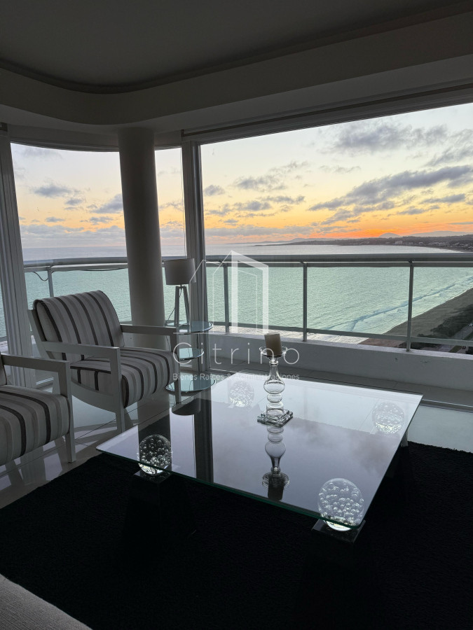 Apartamento ID.1994 - PENTHOUSE EN VENTA CON INCREIBLE VISTA A PLAYA MANSA PUNTA DEL ESTE