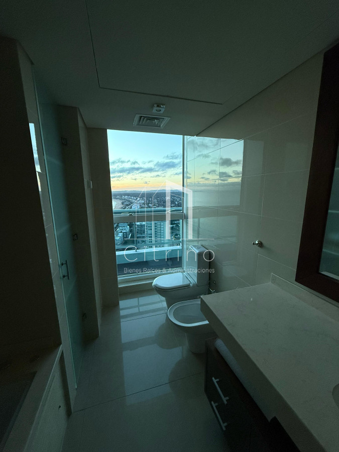 Apartamento ID.1994 - PENTHOUSE EN VENTA CON INCREIBLE VISTA A PLAYA MANSA PUNTA DEL ESTE