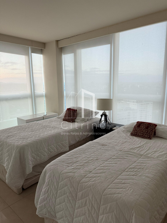 Apartamento ID.1994 - PENTHOUSE EN VENTA CON INCREIBLE VISTA A PLAYA MANSA PUNTA DEL ESTE