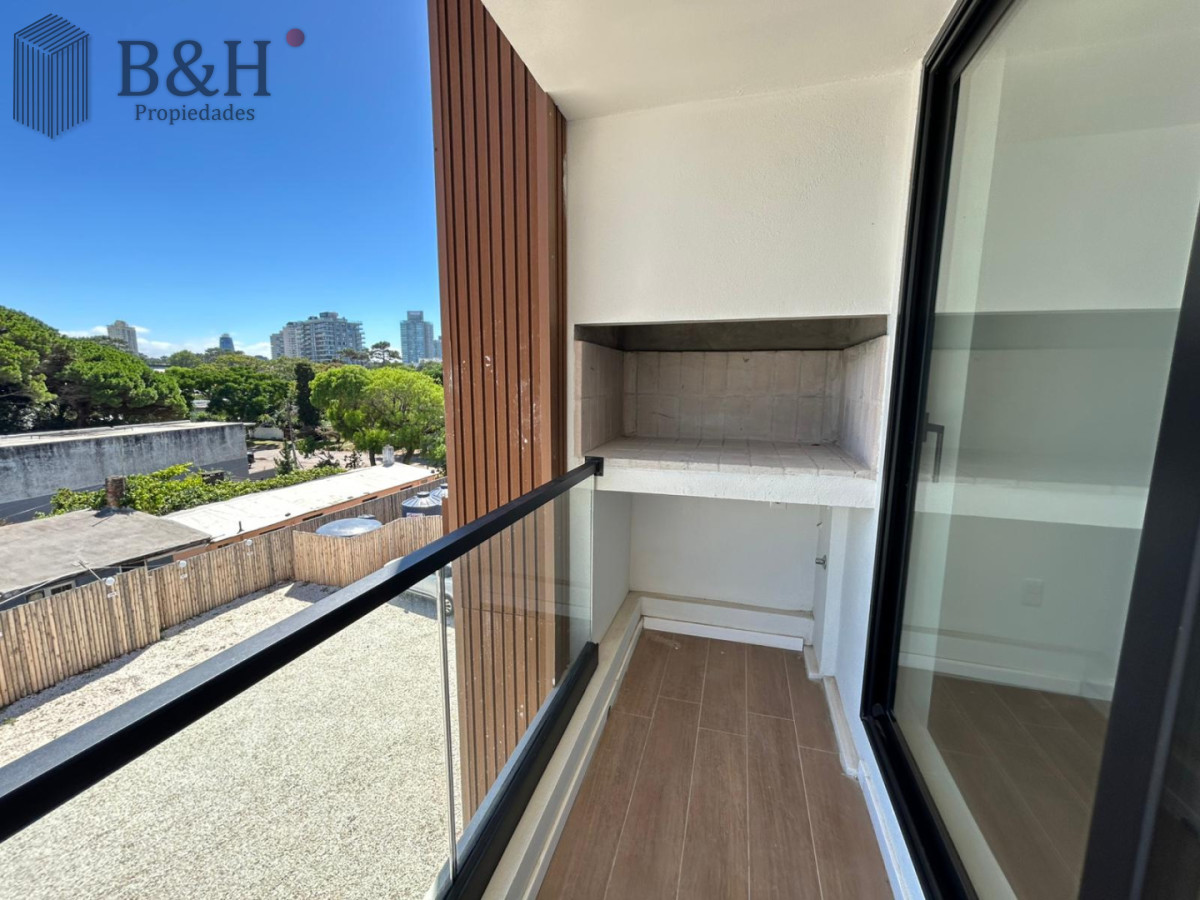 Apartamento ID.6609 - Venta apartamento dos dormitorios Punta del este Playa Mansa Parrillero propio