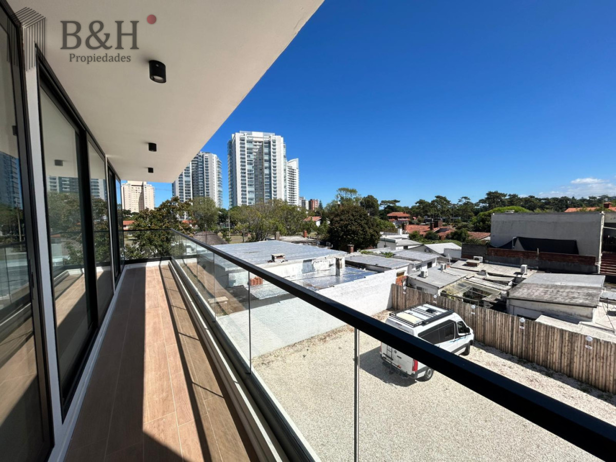 Apartamento ID.6609 - Venta apartamento dos dormitorios Punta del este Playa Mansa Parrillero propio