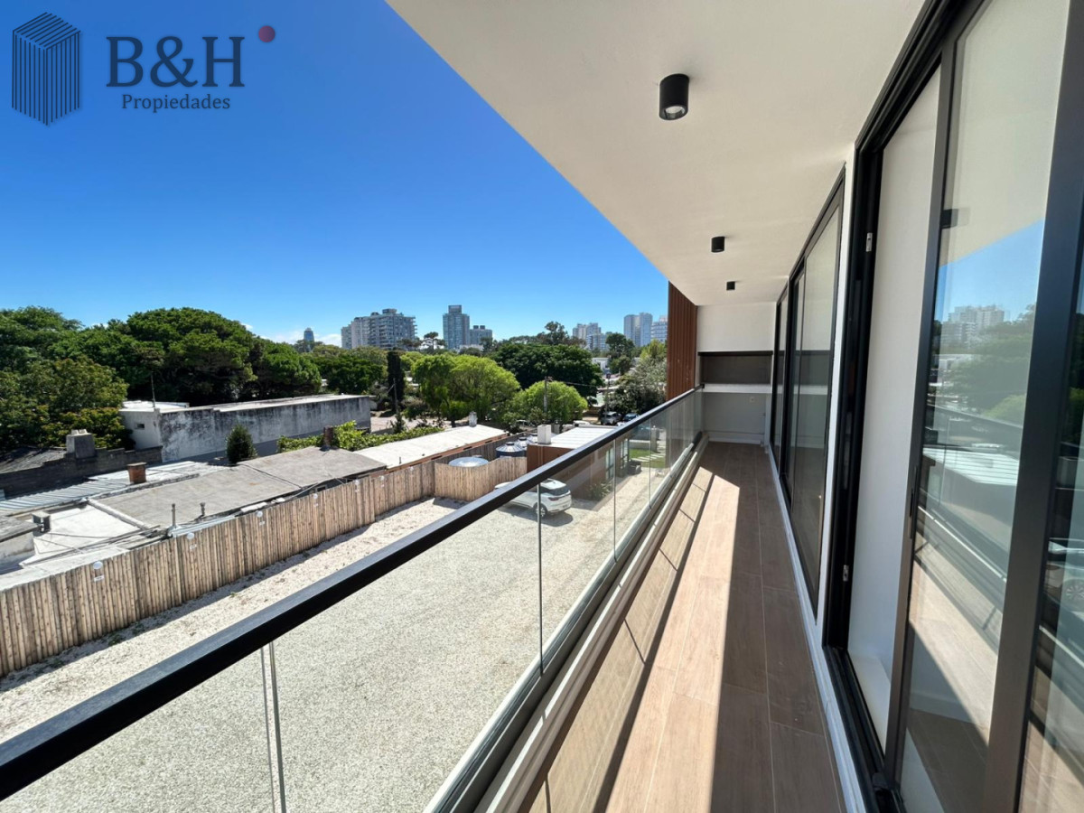 Apartamento ID.6609 - Venta apartamento dos dormitorios Punta del este Playa Mansa Parrillero propio