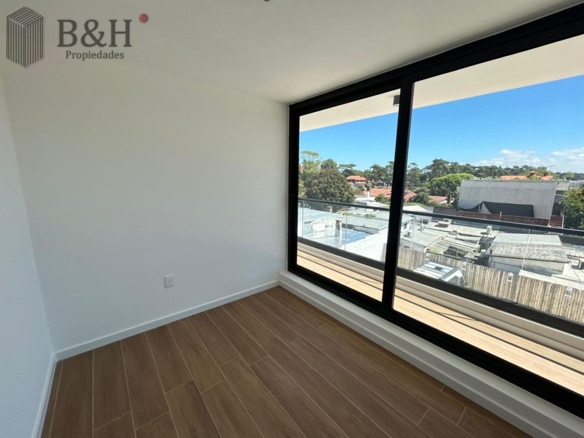 Apartamento ID.6609 - Venta apartamento dos dormitorios Punta del este Playa Mansa Parrillero propio