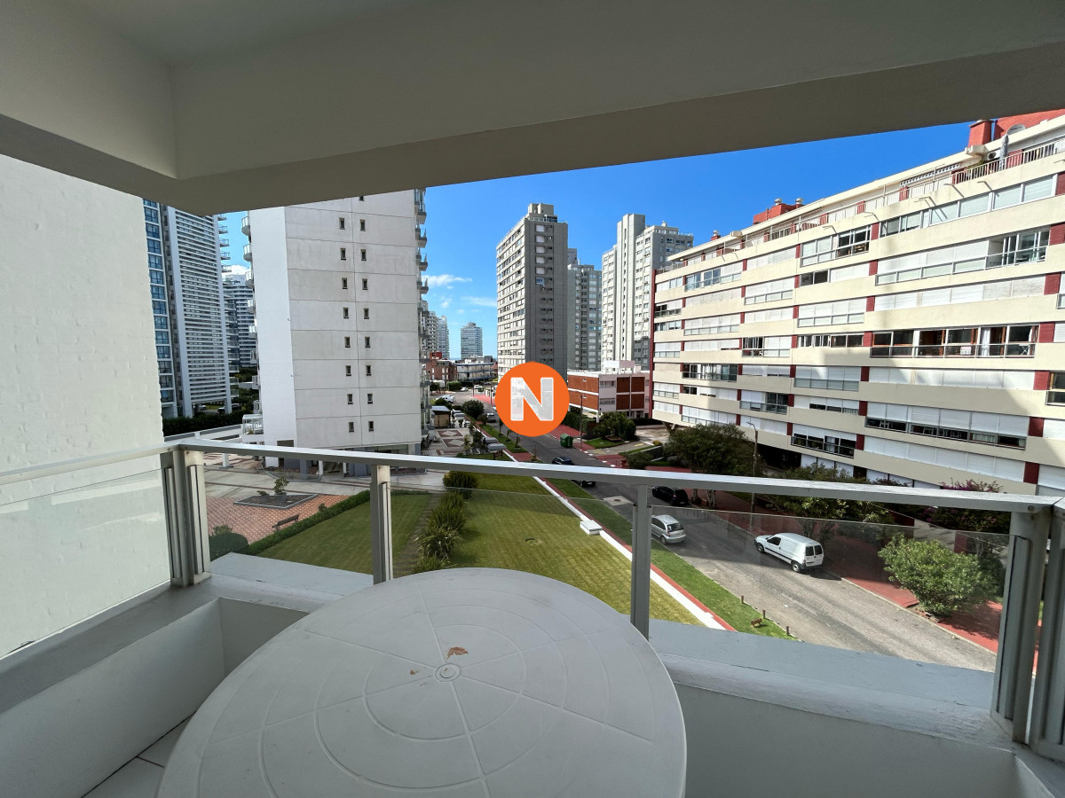 Apartamento Ref.225188 - Venta apartamento un dormitorio y medio punta del este edificio Triangulo Mansa