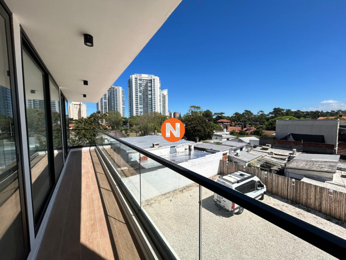 Apartamento Ref.225199 - Venta apartamento dos dormitorios Punta del este Playa Mansa Parrillero propio