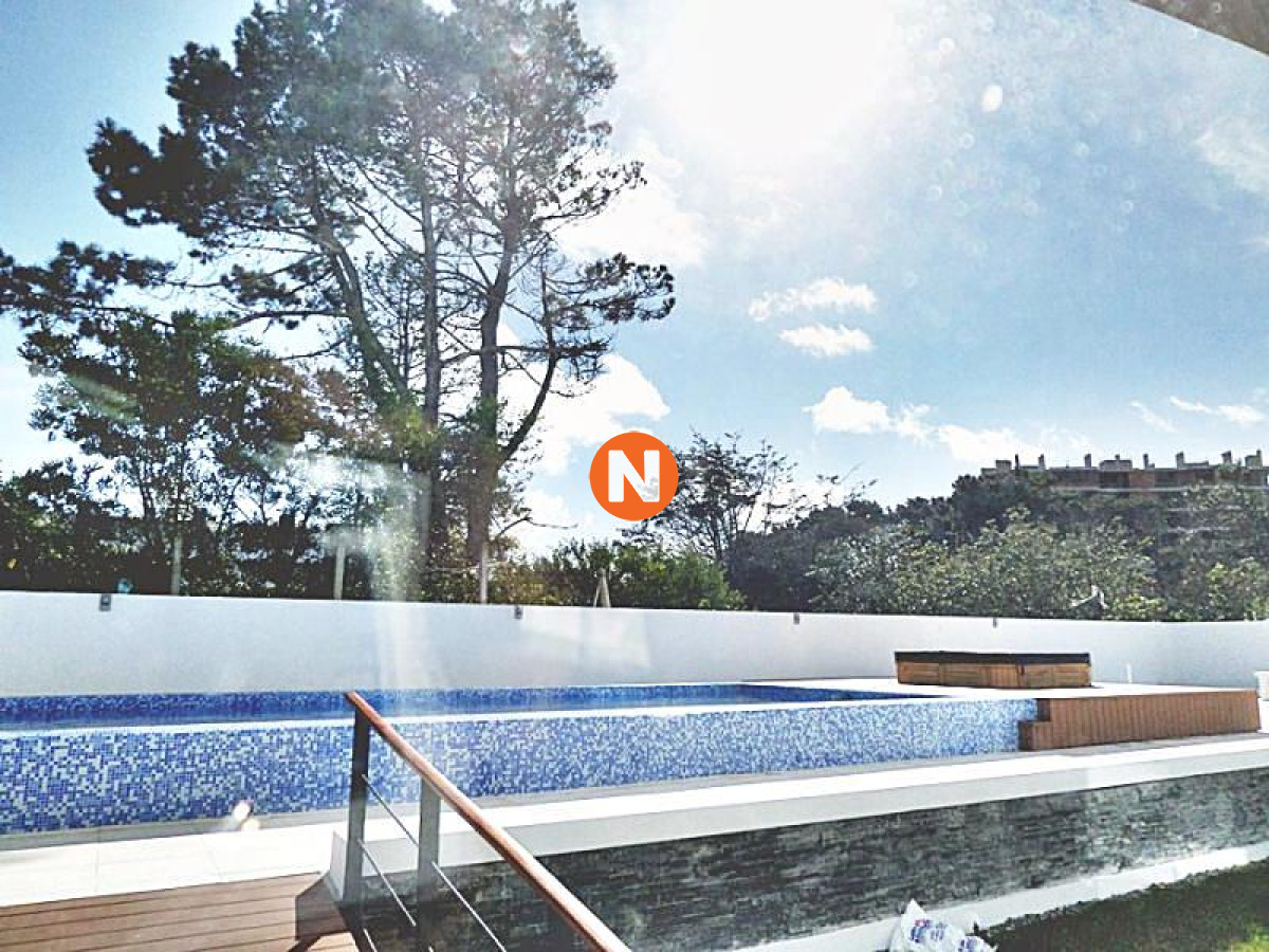 Apartamento Ref.225198 - Venta apartamento dos dormitorios Punta del este Playa Brava edificio Torre esmeralda