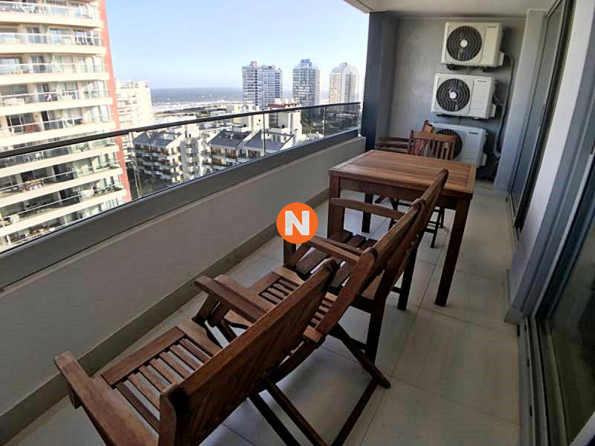 Apartamento Ref.225198 - Venta apartamento dos dormitorios Punta del este Playa Brava edificio Torre esmeralda