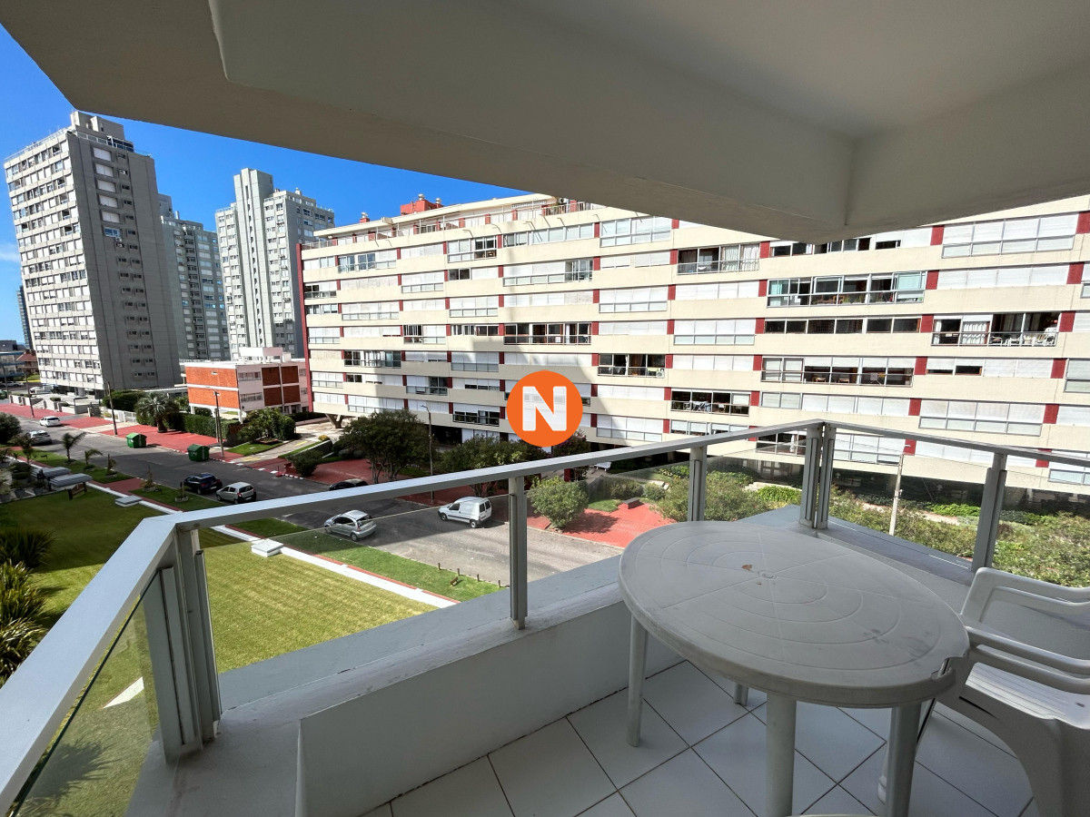 Apartamento Ref.225188 - Venta apartamento un dormitorio y medio punta del este edificio Triangulo Mansa