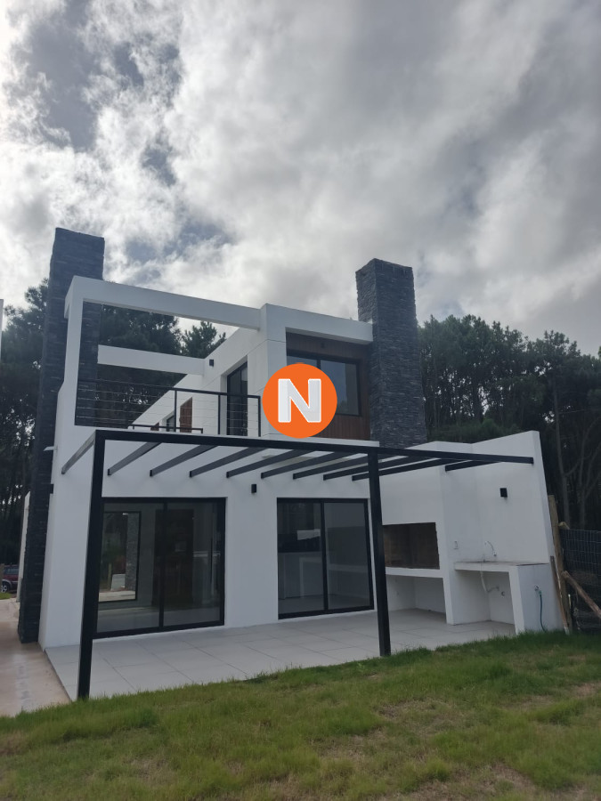 Casa Ref.223847 - Venta casa tres dormitorios Punta del este Parque Burnett a estrenar