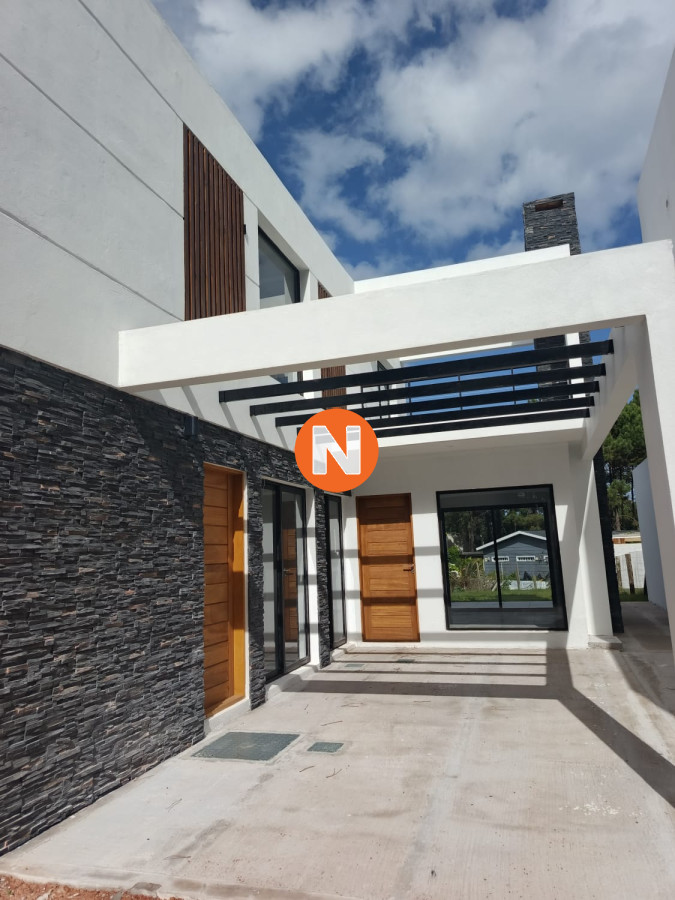 Casa Ref.223847 - Venta casa tres dormitorios Punta del este Parque Burnett a estrenar