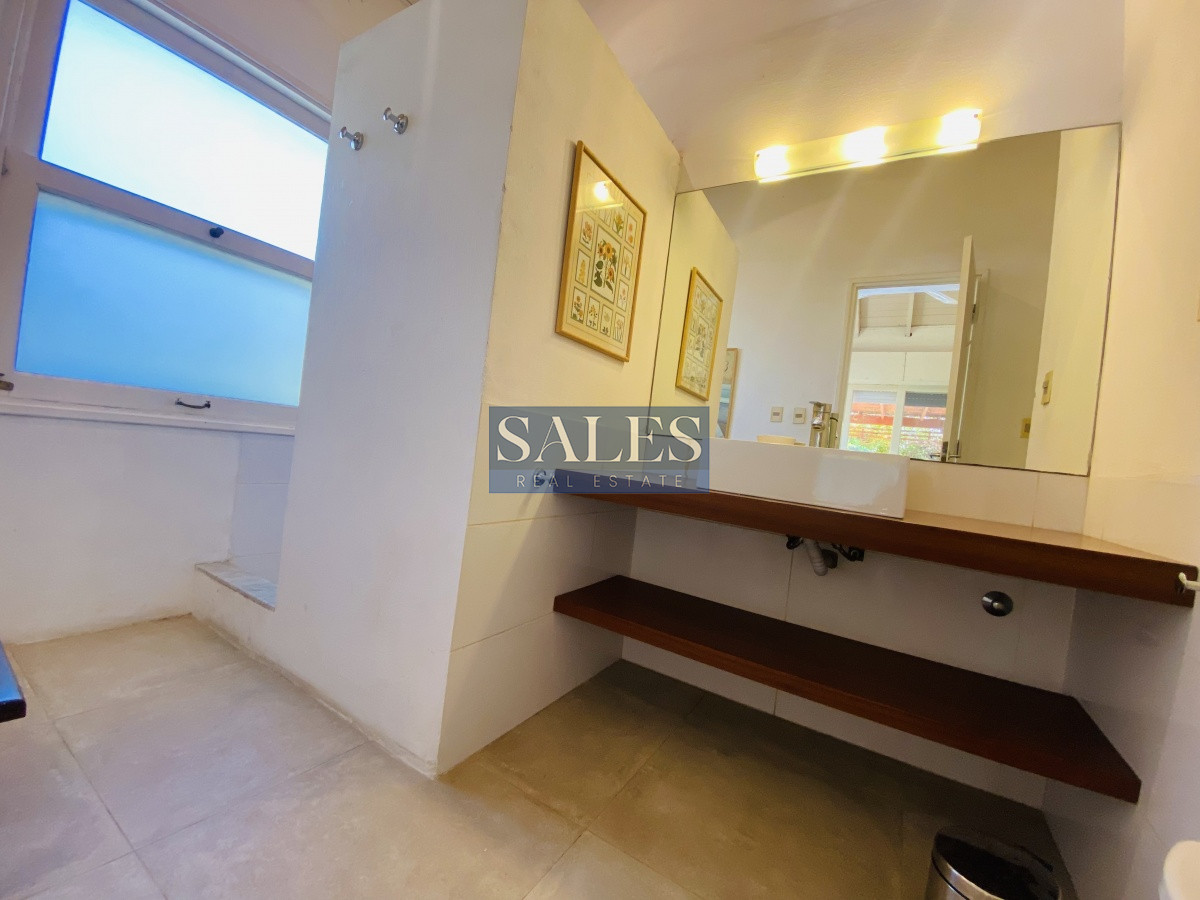Casa ID.1460 - Venta casa cuatro dormitorios Punta del este barrio Arbolada parrillero y gran terreno