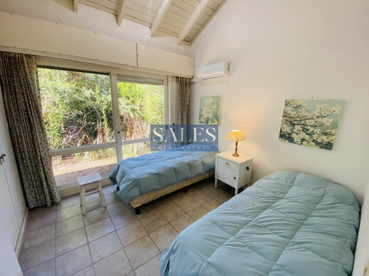 Casa ID.1460 - Venta casa cuatro dormitorios Punta del este barrio Arbolada parrillero y gran terreno