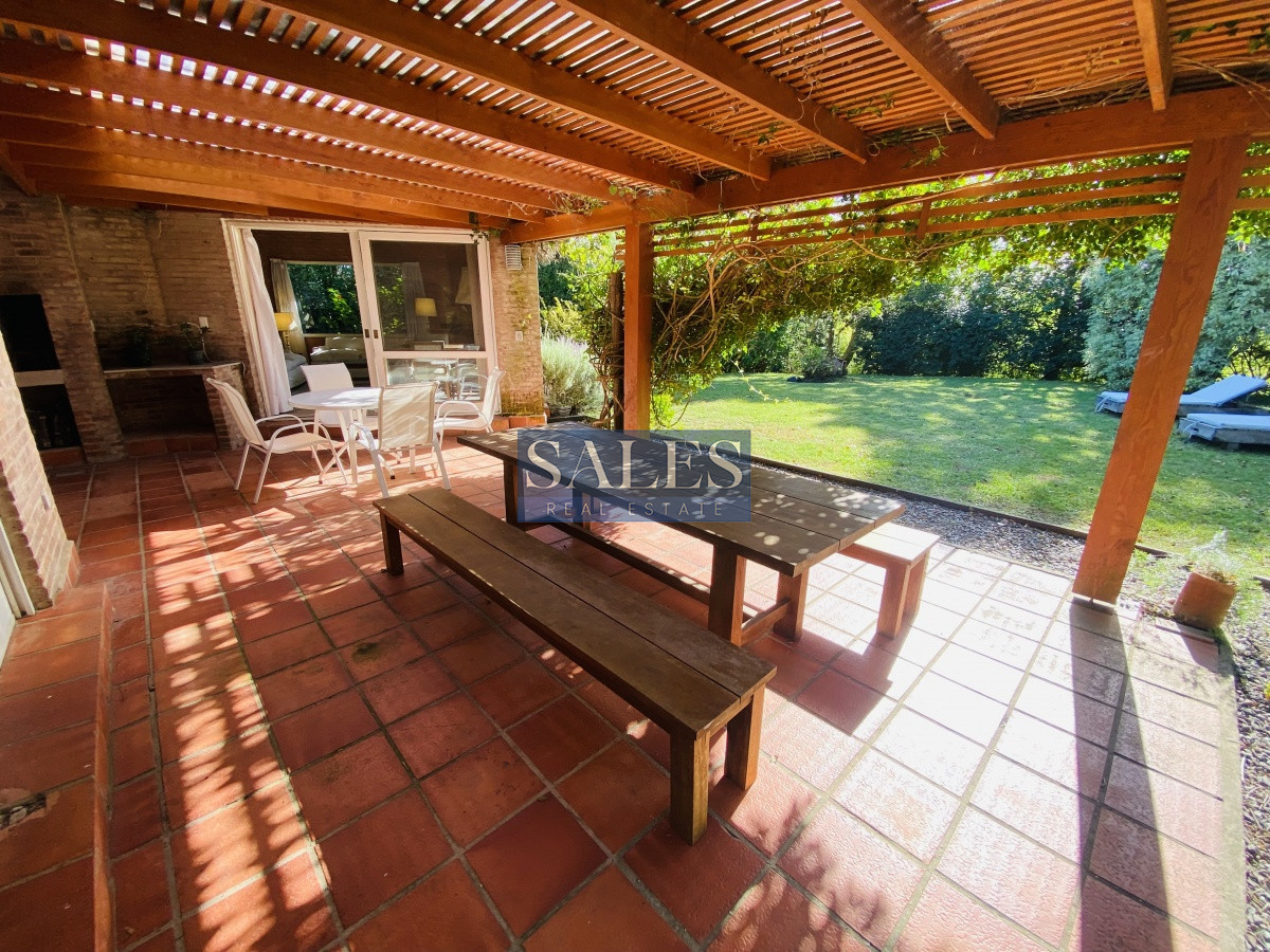 Casa ID.1460 - Venta casa cuatro dormitorios Punta del este barrio Arbolada parrillero y gran terreno