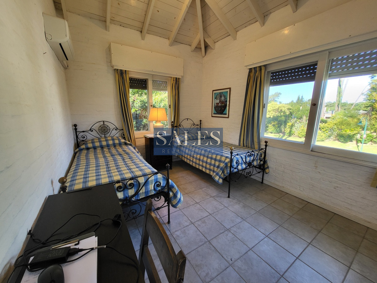 Casa ID.1460 - Venta casa cuatro dormitorios Punta del este barrio Arbolada parrillero y gran terreno