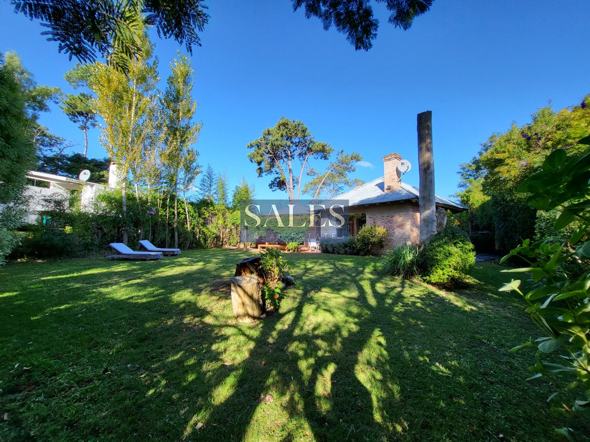 Casa ID.1460 - Venta casa cuatro dormitorios Punta del este barrio Arbolada parrillero y gran terreno