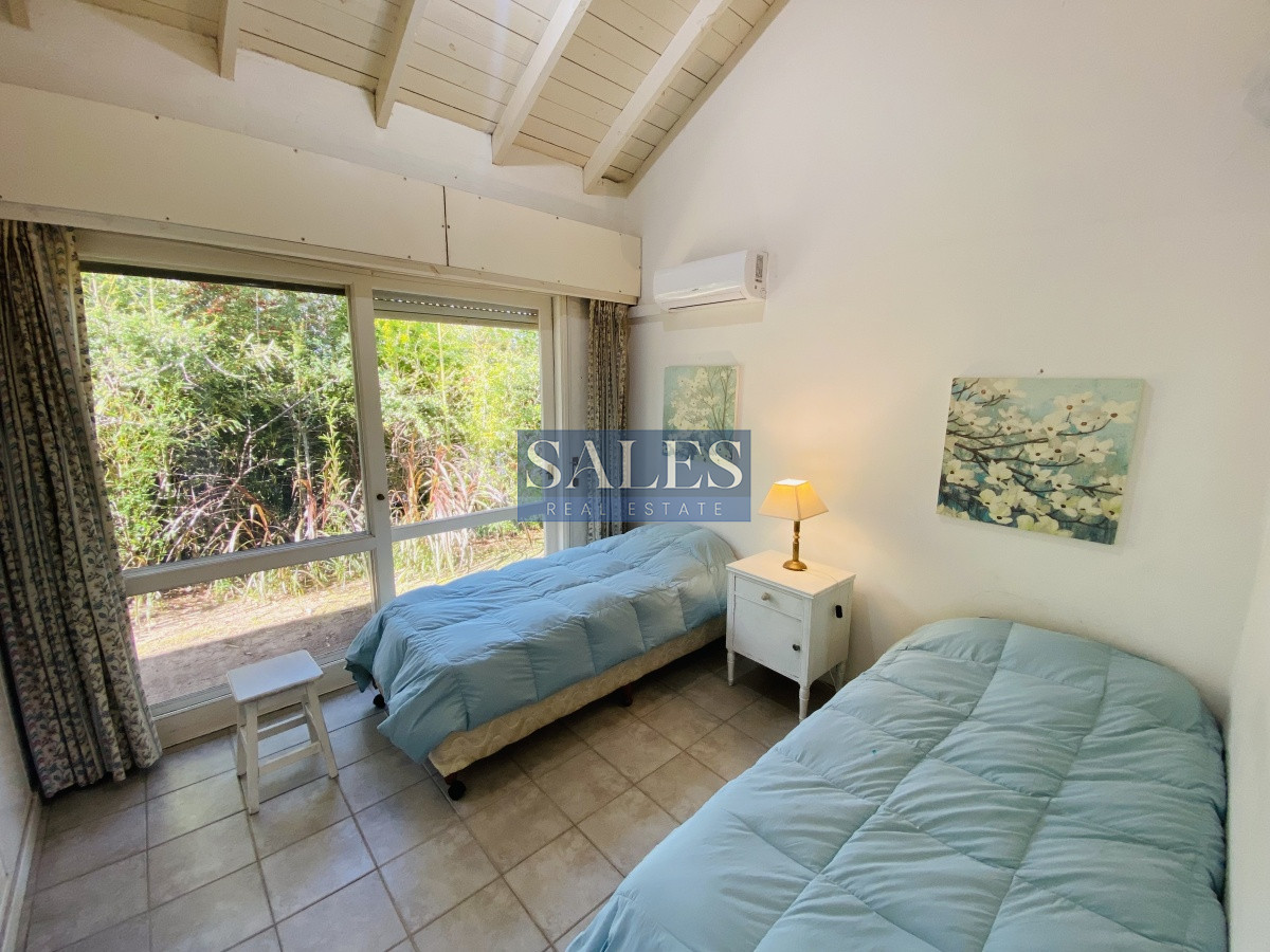 Casa ID.1460 - Venta casa cuatro dormitorios Punta del este barrio Arbolada parrillero y gran terreno